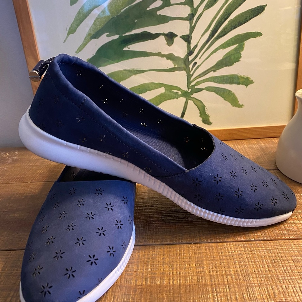 Studio Grand COLE HAAN Navy Floral Cutout Slip on